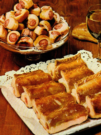 FOLHADOS DE SALSICHA COM PARMESÃO