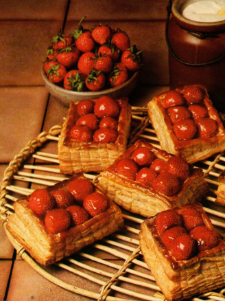 TORTA FOLHADA DE MORANGO
