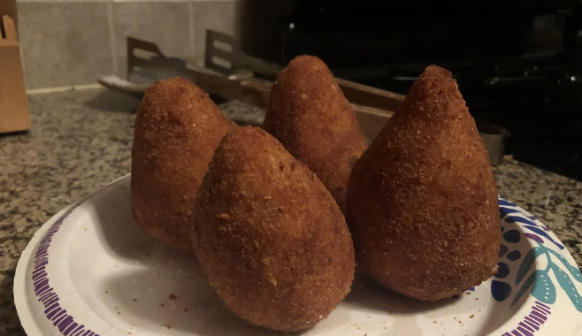 Coxinha de frango, que delícia! É um dos petiscos mais adorados aqui no Brasil e um dos mais procurados na internet. Não há quem resista ao seu recheio cremoso e ao seu crocante. Quem não gosta de coxinha de frango? Não se preocupe, seguindo esta receita incrível, você vai aprender a preparar essa iguaria e ser o rei ou a rainha da cozinha. Vamos lá!