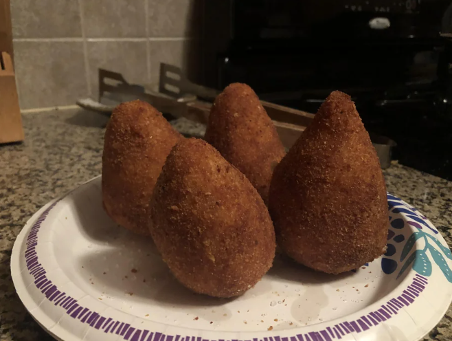 Coxinha de frango, que delícia! É um dos petiscos mais adorados aqui no Brasil e um dos mais procurados na internet. Não há quem resista ao seu recheio cremoso e ao seu crocante. Quem não gosta de coxinha de frango? Não se preocupe, seguindo esta receita incrível, você vai aprender a preparar essa iguaria e ser o rei ou a rainha da cozinha. Vamos lá!