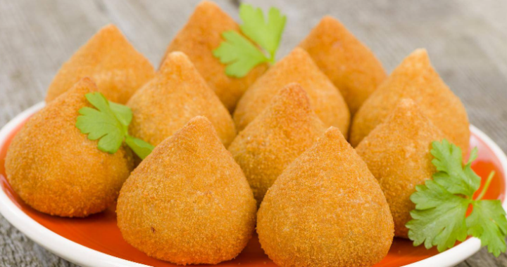 Coxinha vegana, que surpresa! Quem disse que não é possível ter uma coxinha saborosa e saudável ao mesmo tempo? Essa receita vai mostrar que sim, é possível. Além disso, ela é perfeita para quem procura opções vegetarianas ou para aqueles que querem experimentar algo novo. Não há nada melhor do que uma coxinha vegana feita com amor e carinho. Vamos lá