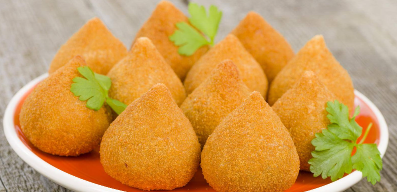 Coxinha vegana, que surpresa! Quem disse que não é possível ter uma coxinha saborosa e saudável ao mesmo tempo? Essa receita vai mostrar que sim, é possível. Além disso, ela é perfeita para quem procura opções vegetarianas ou para aqueles que querem experimentar algo novo. Não há nada melhor do que uma coxinha vegana feita com amor e carinho. Vamos lá