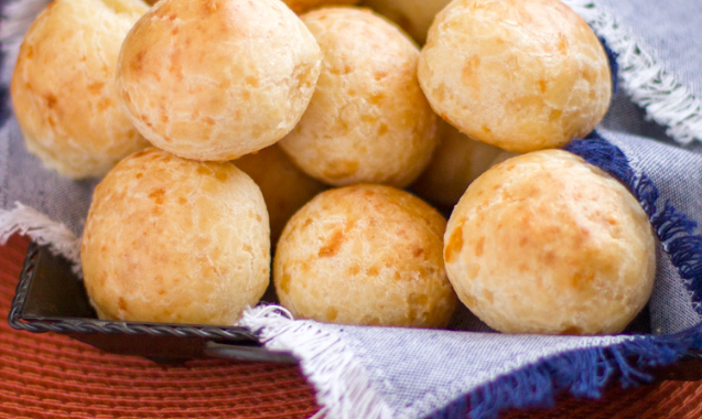 Você ama o sabor cremoso e o aroma suave do queijo provolone? Então, prepare-se para se apaixonar pelo Pão de Queijo com Provolone na Airfryer! Esta é a receita perfeita para um lanche rápido e delicioso, sem precisar acender o forno.