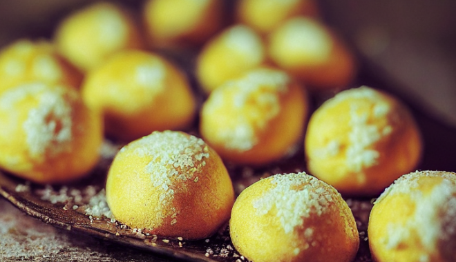 Se você está procurando por uma forma fácil e rápida de preparar um delicioso pão de queijo vegano na Airfryer é a solução perfeita para você! Além de ser uma opção saudável, a Airfryer permite que você prepare este clássico brasileiro sem usar óleo em excesso. Então, sem mais delongas, vamos a esta deliciosa receita de Pão de Queijo Vegano na Airfryer!
