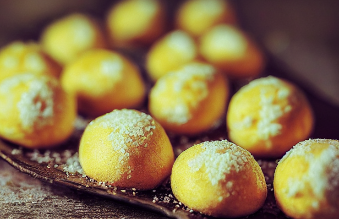Se você está procurando por uma forma fácil e rápida de preparar um delicioso pão de queijo vegano na Airfryer é a solução perfeita para você! Além de ser uma opção saudável, a Airfryer permite que você prepare este clássico brasileiro sem usar óleo em excesso. Então, sem mais delongas, vamos a esta deliciosa receita de Pão de Queijo Vegano na Airfryer!
