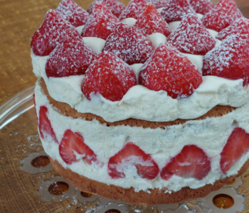 Com uma textura macia e um sabor irresistível, o bolo de morango é perfeito para aqueles momentos em que você quer um doce saboroso e fácil de preparar.