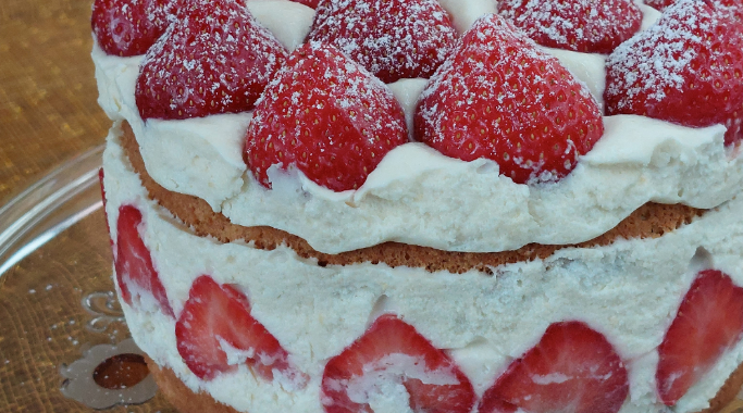 Com uma textura macia e um sabor irresistível, o bolo de morango é perfeito para aqueles momentos em que você quer um doce saboroso e fácil de preparar.