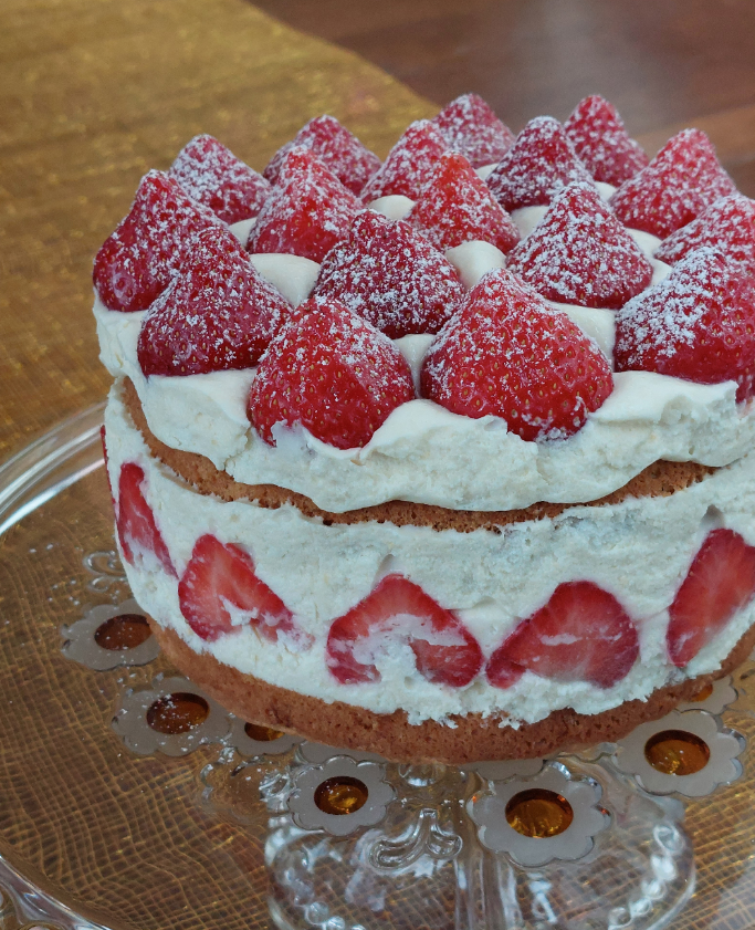 Com uma textura macia e um sabor irresistível, o bolo de morango é perfeito para aqueles momentos em que você quer um doce saboroso e fácil de preparar.